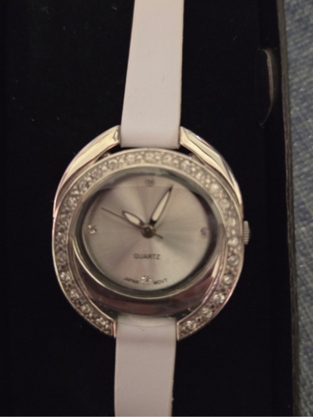 ๐ Avon White Ladies Crystal Bezel Quartz Watch